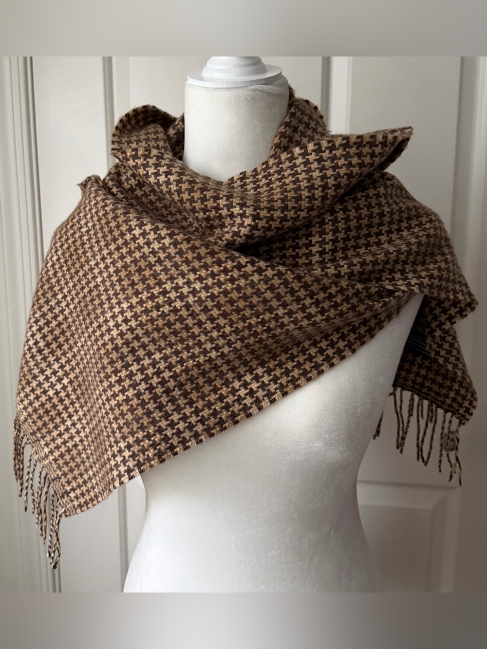 100% Cashmere Brown/Beige Houndstooth Woven Fringe Rectangle Scarf Scotland